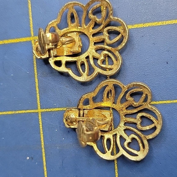 1980s Vintage Gold Tone Heart Floral Clip On Earrings - Picture 5 of 6
